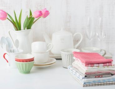 Sping tea pot and flowers